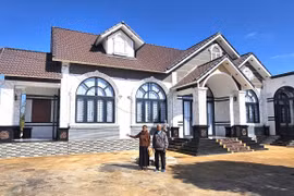 Làng “biệt thự” của đồng bào Bahnar