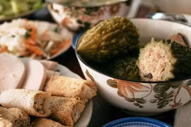 Bác sĩ lưu ý về ăn uống, rượu bia, thức khuya ngày Tết