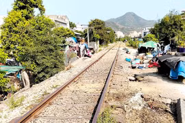 Sớm xử lý dứt điểm hành vi xâm hại hành lang đường sắt