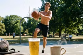 Sau khi chơi thể thao, uống bia, cà phê có tốt không?