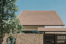 Hai vợ chồng về quê xây căn nhà 'ngoài truyền thống, trong hiện đại'