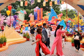 Không gian chụp ảnh tết vừa được mở cửa, có linh vật Tết Bính Ngọ