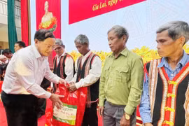 Già làng, người có uy tín góp sức giữ bình yên biên giới