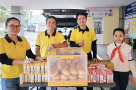 Ấm lòng từ “xe bánh mì 0 đồng” cho bệnh nhi