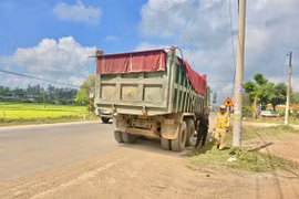 Xử lý nghiêm xe ben chở đất gây mất an toàn giao thông