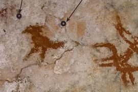 Phát hiện tác phẩm nghệ thuật trên đá cổ nhất thế giới ở Indonesia