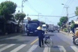Cảm động clip hai tài xế nhường đường cho bà cụ vào cuối năm