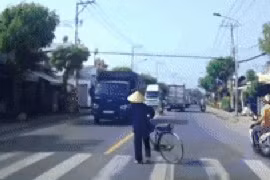 Cảm động clip hai tài xế nhường đường cho bà cụ vào cuối năm