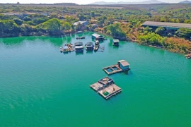 Bấp bênh xóm chài vùng biên