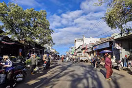 Chợ tự phát trên đường Nơ Trang Long gây mất trật tự đô thị