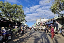 Chợ tự phát trên đường Nơ Trang Long gây mất trật tự đô thị