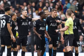 Ngoại hạng Anh chứng kiến đội đầu tiên xuống hạng, nạn nhân kế tiếp là Tottenham?