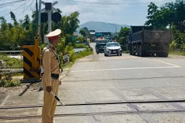 Xử lý nghiêm hành vi vượt rào chắn đường sắt