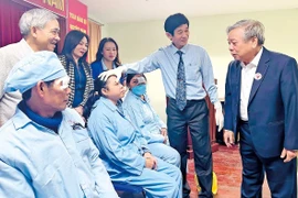 Mang ánh sáng đến với bệnh nhân nghèo