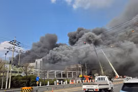 Đã có ít nhất 10 người thiệt mạng trong vụ cháy lớn nhà máy tại Hàn Quốc