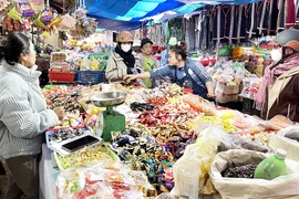 Thị trường bánh mứt Tết vào cao điểm: Đa dạng nguồn cung, giá tăng nhẹ