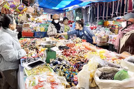 Thị trường bánh mứt Tết vào cao điểm: Đa dạng nguồn cung, giá tăng nhẹ