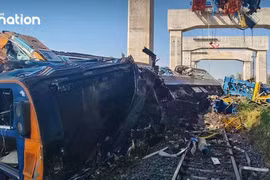 Thái Lan: Cần cẩu rơi trúng đoàn tàu đang chạy khiến hàng chục người thiệt mạng