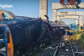 Thái Lan: Cần cẩu rơi trúng đoàn tàu đang chạy khiến hàng chục người thiệt mạng