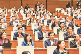 Hết lòng phụng sự nhân dân