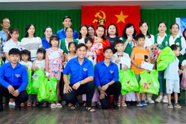 Trung thu yêu thương cho bệnh nhi ở Trung tâm Y tế Tuy Phước