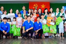 Trung thu yêu thương cho bệnh nhi ở Trung tâm Y tế Tuy Phước