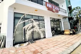 Hoang mang vì nhà hàng bị tạt sơn