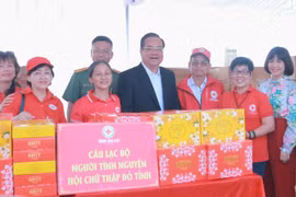 Trao 1.400 suất quà “Tết nhân ái” cho người dân bị thiệt hại do bão lũ và có hoàn cảnh khó khăn tại xã Đề Gi.