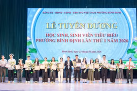 Các địa phương tuyên dương học sinh, sinh viên xuất sắc.