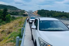 Xe đầu kéo "rải" mảnh sắt trên 337 km cao tốc khiến hơn 120 ô tô thủng lốp.