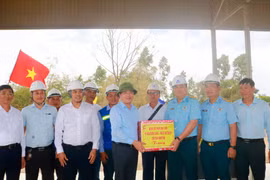 Chủ tịch UBND tỉnh Phạm Anh Tuấn thăm, chúc Tết trên các công trình giao thông trọng điểm.