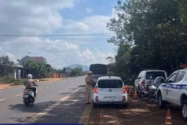 Cảnh sát giao thông mở đường đưa người bị tai nạn đi cấp cứu kịp thời