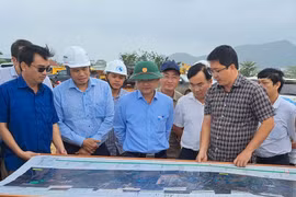 Phó Chủ tịch UBND tỉnh Nguyễn Tự Công Hoàng kiểm tra hiện trường các dự án giao thông trọng điểm.