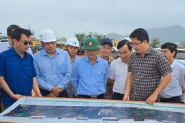 Phó Chủ tịch UBND tỉnh Nguyễn Tự Công Hoàng kiểm tra hiện trường các dự án giao thông trọng điểm.