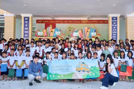 Tặng kệ sách di động và quà cho học sinh xã Al Bá