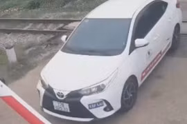 Cảnh sát giao thông Gia Lai xử phạt tài xế xe tập lái băng qua đường sắt khi rào chắn đang hạ.
