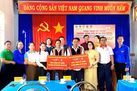 Phường Bồng Sơn tặng tuyến đường điện chiếu sáng năng lượng mặt trời cho xã Chư Prông.