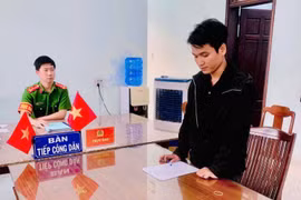 Đối tượng Nguyễn Ngọc Quý ra đầu thú sau hơn 2 tháng lẩn trốn vì liên quan vụ đánh bầu cua bị Công an phát hiện.