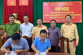 Tuyên truyền pháp luật cho các doanh nghiệp chở đất phục vụ dự án sân bay Phù Cát.