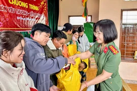 Ban Thanh niên Công an tỉnh Gia Lai tổ chức chương trình “Xuân yêu thương - Tết đong đầy” tại làng Canh Giao.