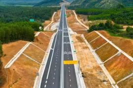 Phân luồng giao thông phục vụ thi công Dự án đường bộ cao tốc Bắc - Nam phía Đông.