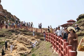 Nhộn nhịp du xuân từ phố núi đến biển trong dịp Tết Bính Ngọ 2026.