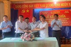 UBND xã Kon Gang và Công ty TNHH MTV Khai thác công trình thủy lợi Gia Lai kết nghĩa với làng Klót.