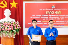 Đoàn UBND tỉnh Gia Lai trao giải Cuộc thi trực tuyến tìm hiểu Nghị quyết và Cuộc thi ảnh “Tôi yêu Tổ quốc tôi”