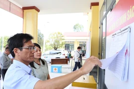 Kiểm tra tình hình thực hiện công tác bầu cử trên địa bàn xã Bình Phú và Tây Sơn.