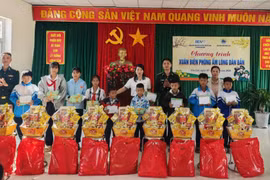 Chương trình “Xuân Biên phòng - Ấm lòng dân bản” năm 2026 trên xã đảo Nhơn Châu.