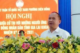 Các ứng cử viên đại biểu HĐND tỉnh tiếp xúc cử tri phường Diên Hồng.