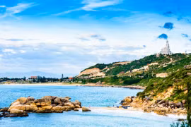 Cát Tiến phát triển theo hướng đô thị, thương mại, dịch vụ, du lịch sinh thái, lịch sử và kinh tế biển.