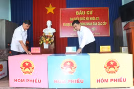 Bí thư Đảng ủy phường Bình Định Đào Xuân Huy (phải) kiểm tra công tác chuẩn bị tại đơn vị bầu cử số 8. Ảnh: Quang Tấn