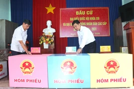 Bí thư Đảng ủy phường Bình Định Đào Xuân Huy (phải) kiểm tra công tác chuẩn bị tại đơn vị bầu cử số 8. Ảnh: Quang Tấn